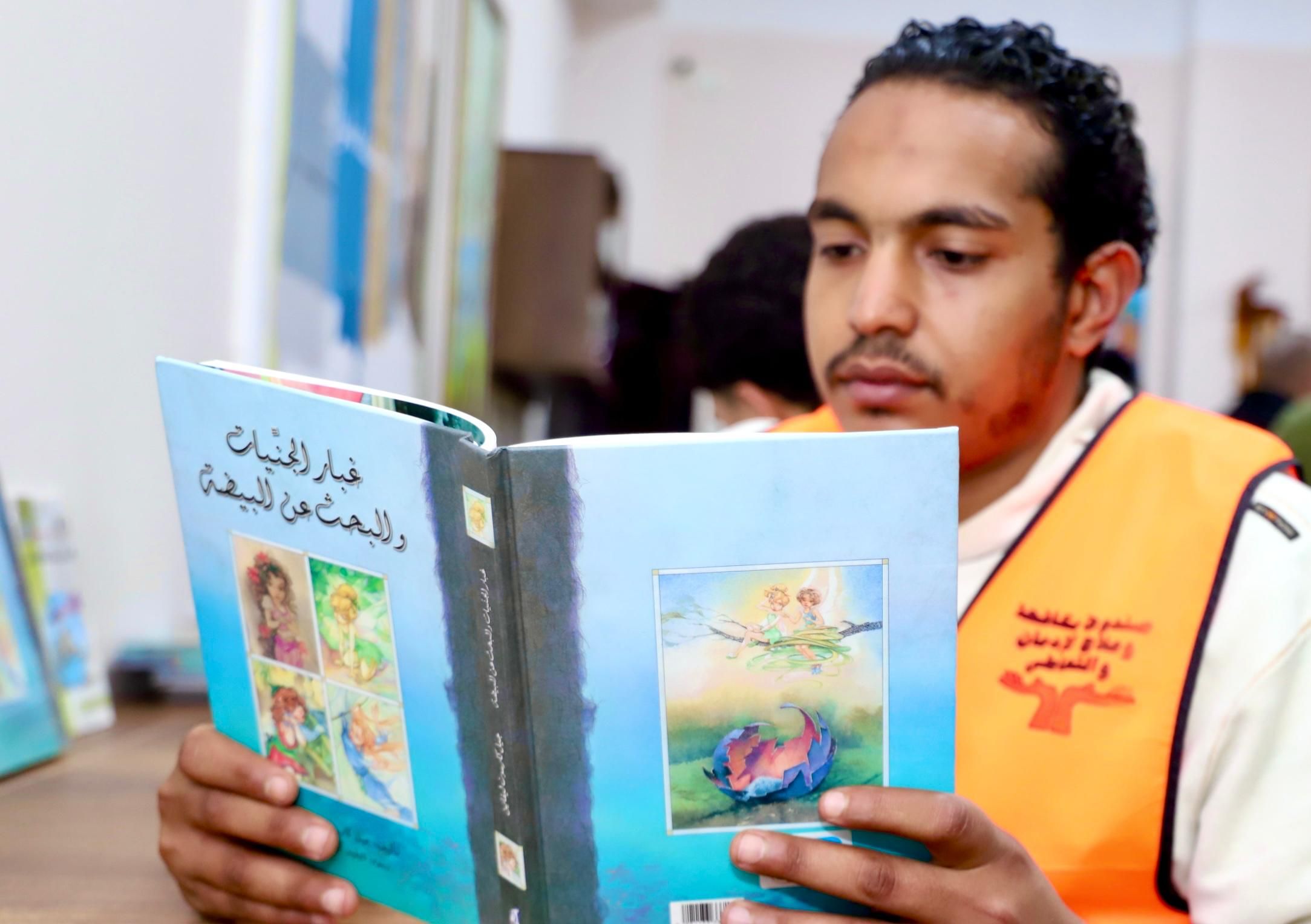 مؤسسة حياة كريمة تسلم مراكز العزيمة لصندوق مكافحة الإدمان كتب