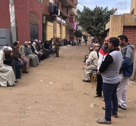 والد-محمد-صلاح-يستقبل-المعزيين-في-وفاة-جده-بنجريج.-(3)