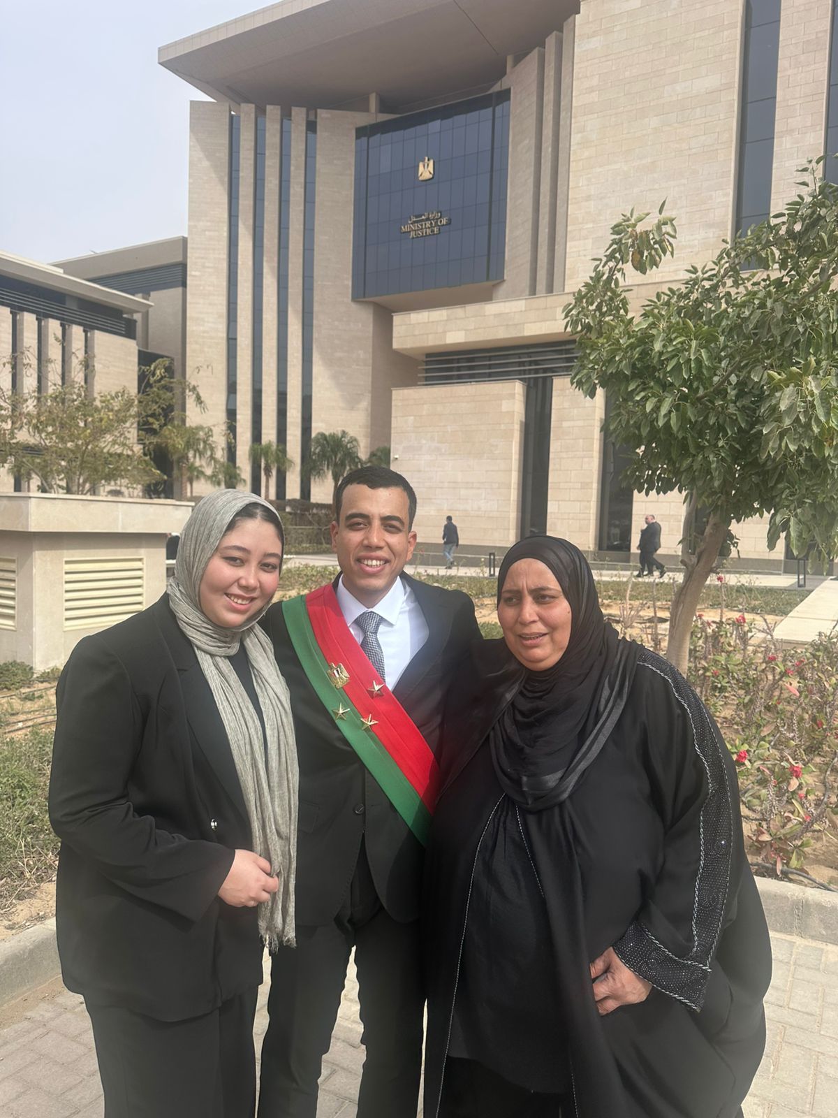 معاون النيابة الإدارية بجانب أسرته للتهنئة