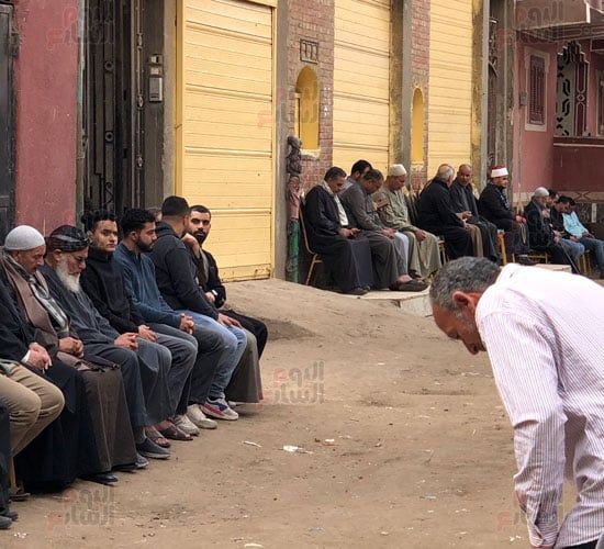 والد-محمد-صلاح-يستقبل-المعزيين-في-وفاة-جده-بنجريج.-(8)