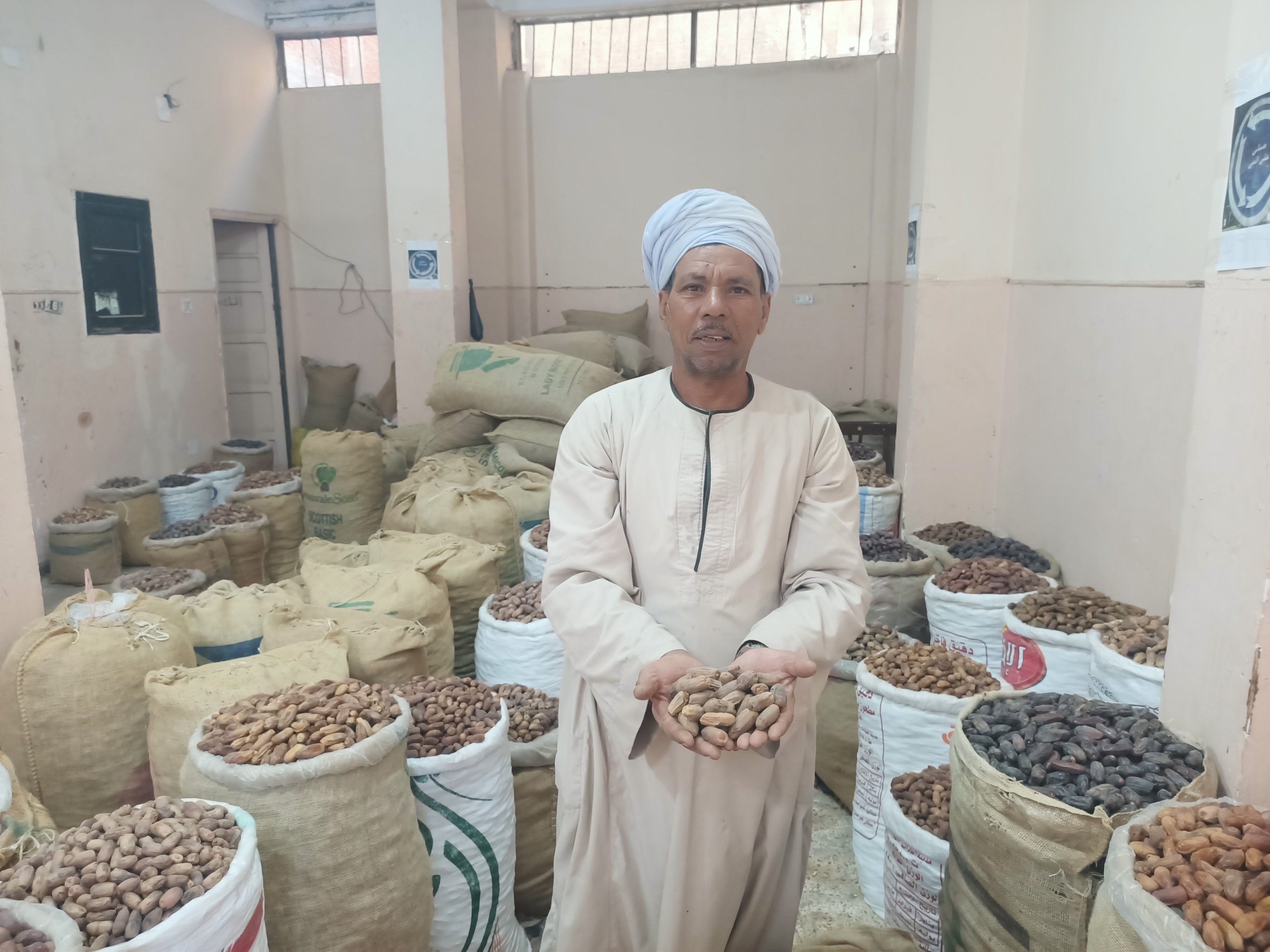 التاجر ييده البلح