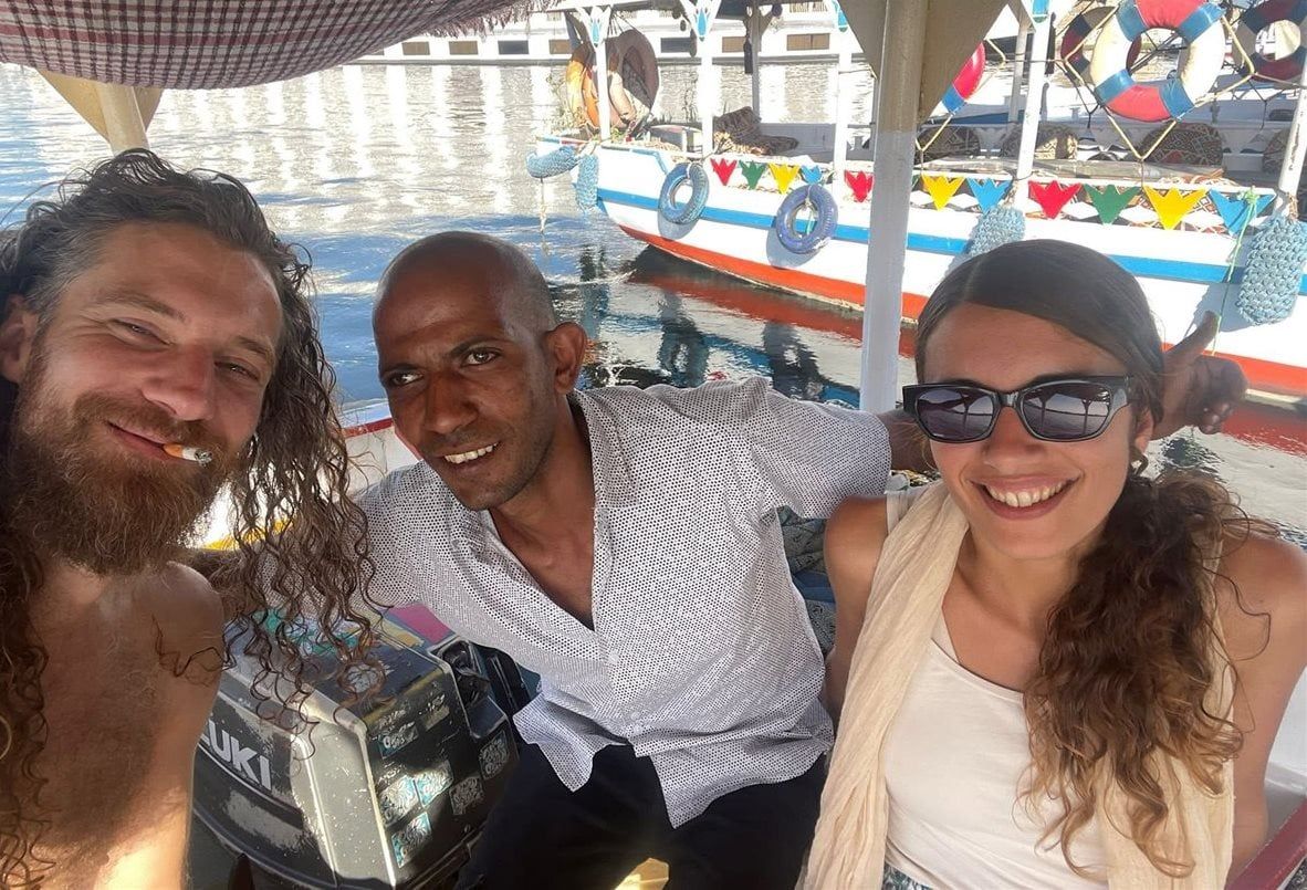 شاب أقصرى يدعم أجنبية وتشيد بموقفه معها شاب أقصرى يدعم أجنبية وتشيد بموقفه معها