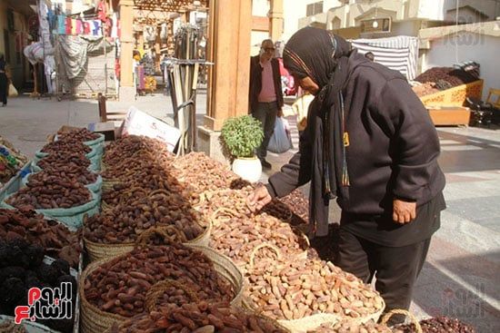 إحدى-السيدات-تشترى-بلح