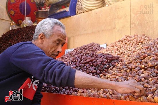 أحد-الباعة-يرص-البلح