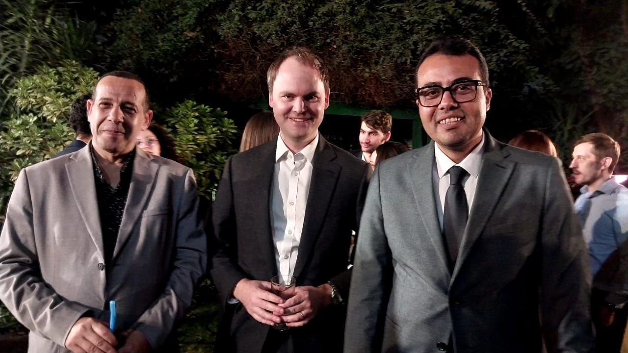 الزميل محمد السيد الشاذلى ومستشار الوزير البريطاني