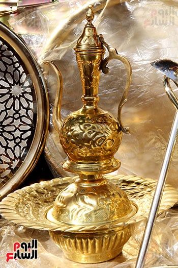 إبريق نحاس يلمع كأنه قطعة من تراث رمضان