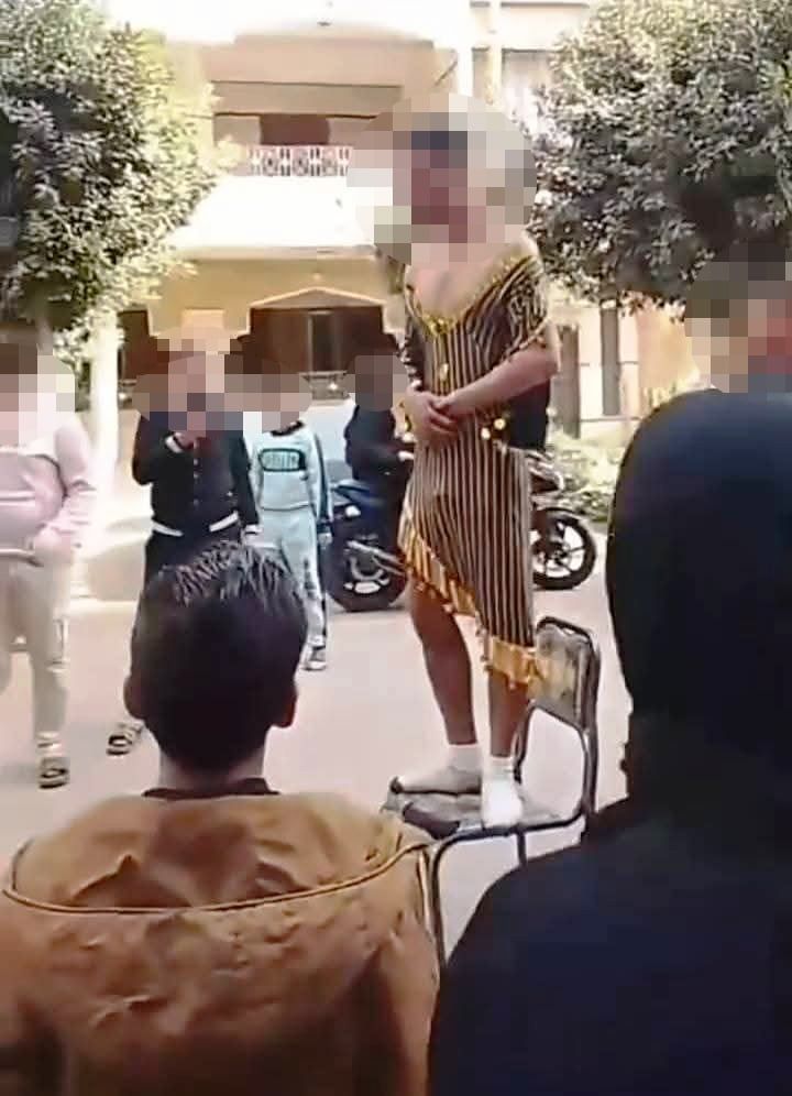 التعدى على الشاب بعد اجباره على ارتداء بدله الرقص التعدى على الشاب بعد اجباره على ارتداء بدله الرقص