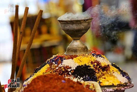 ريحة البخور تملأ المكان