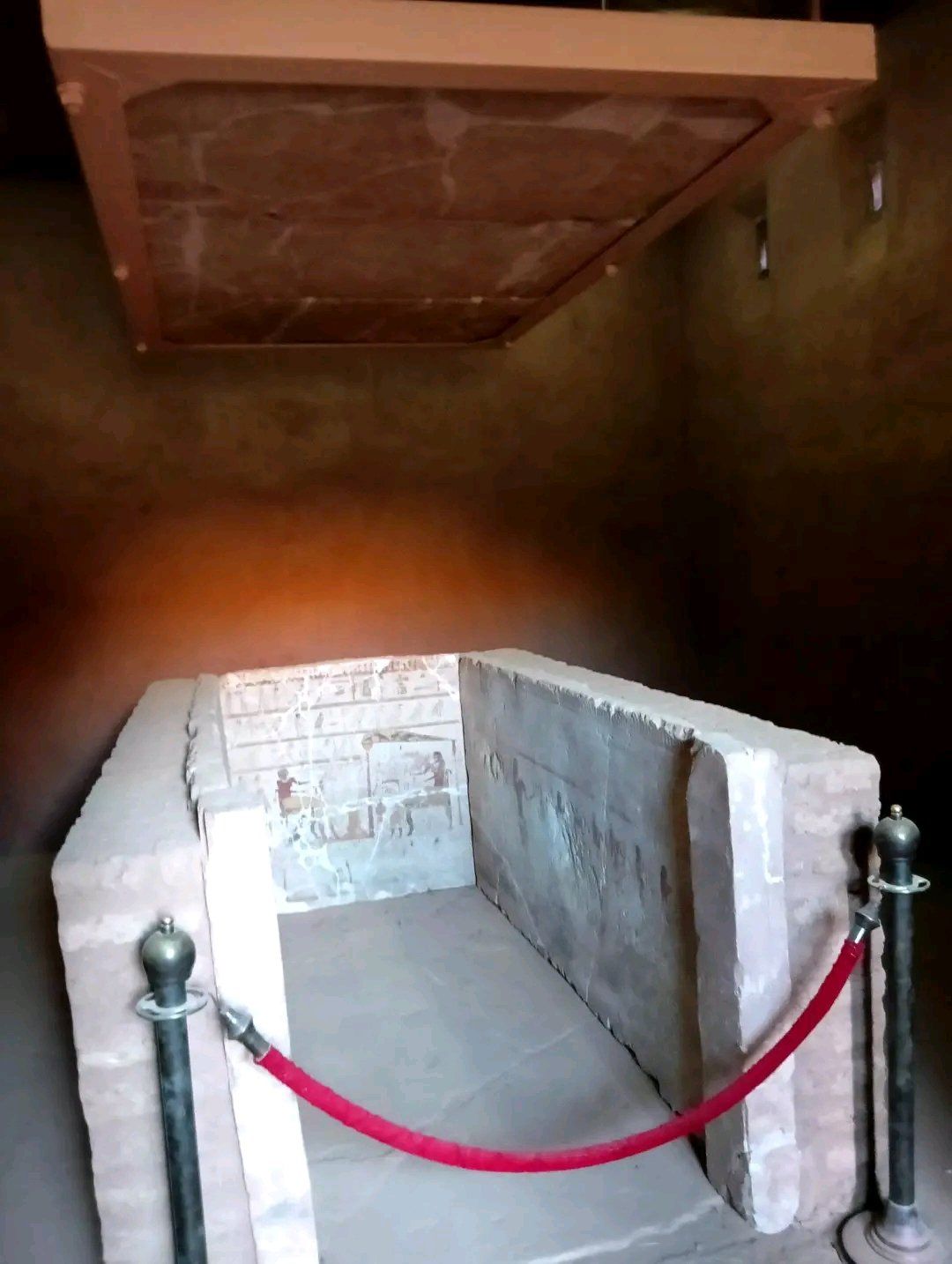 تابوت الملك بعد اضاءته ليلا تابوت الملك بعد اضاءته ليلا