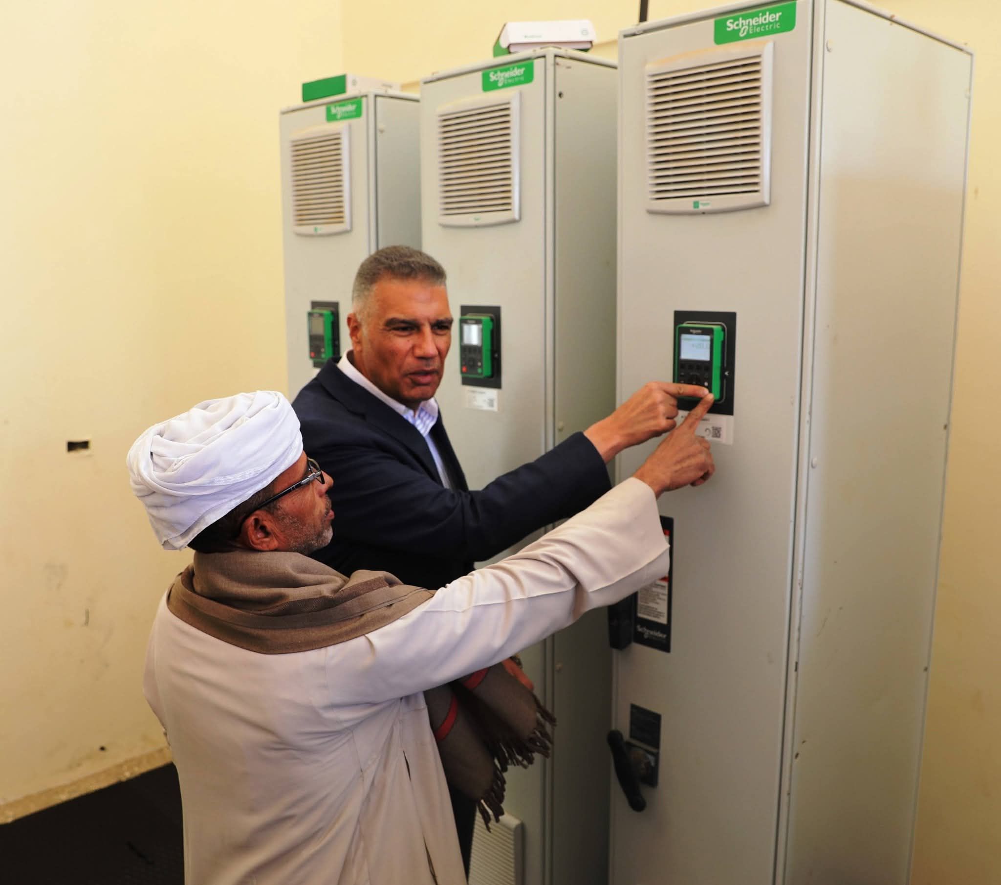 تشغيل المشروعات مع الأهالى ومحافظ أسوان تشغيل المشروعات مع الأهالى ومحافظ أسوان