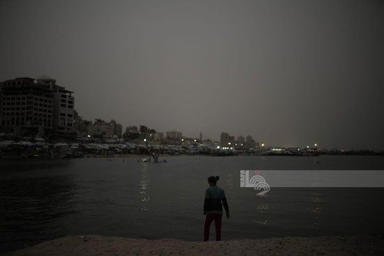 منظر لخيام النازحين على بحر غزة منظر لخيام النازحين على بحر غزة