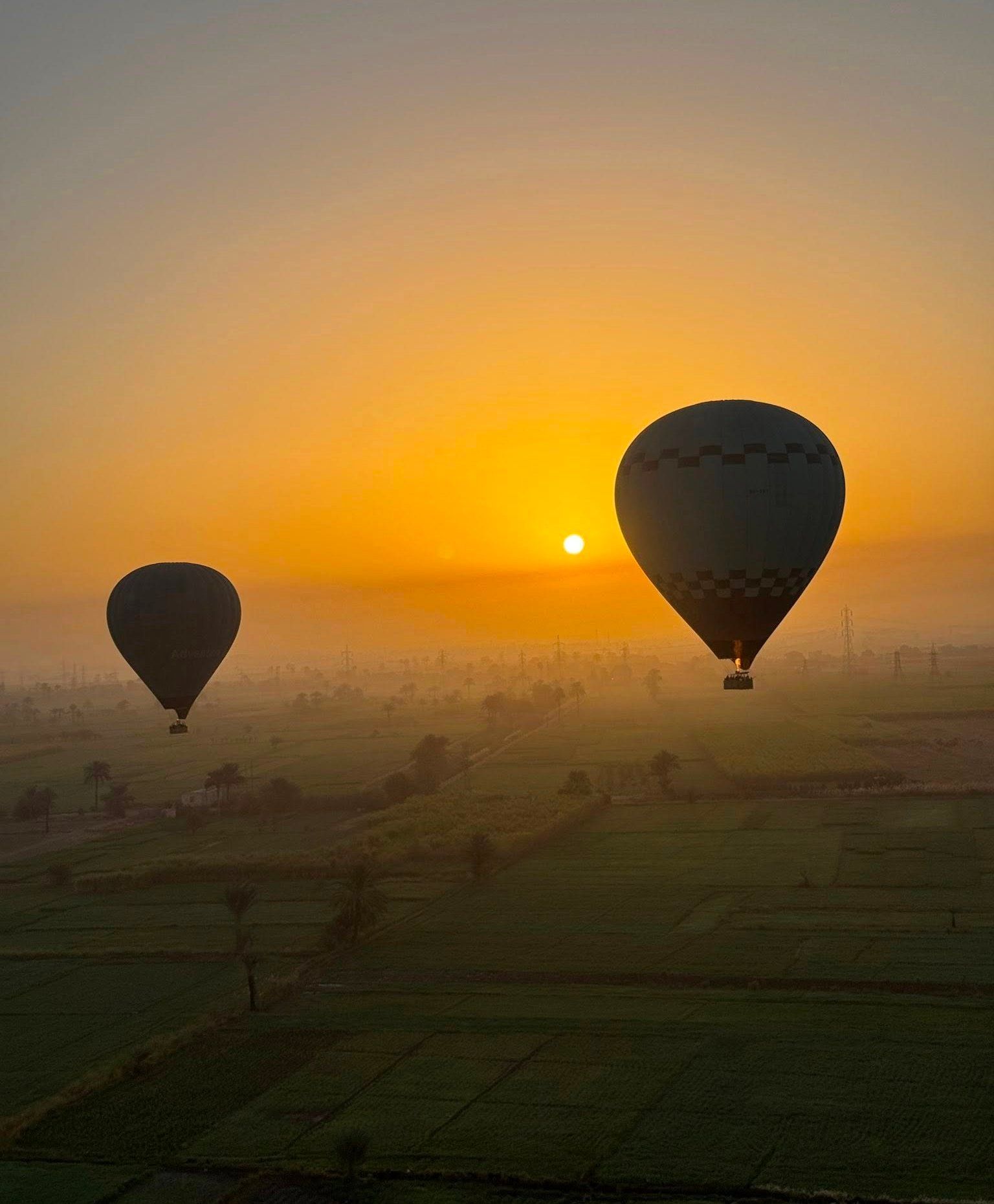 جانب من تحليق الرحلات وقت الشروق