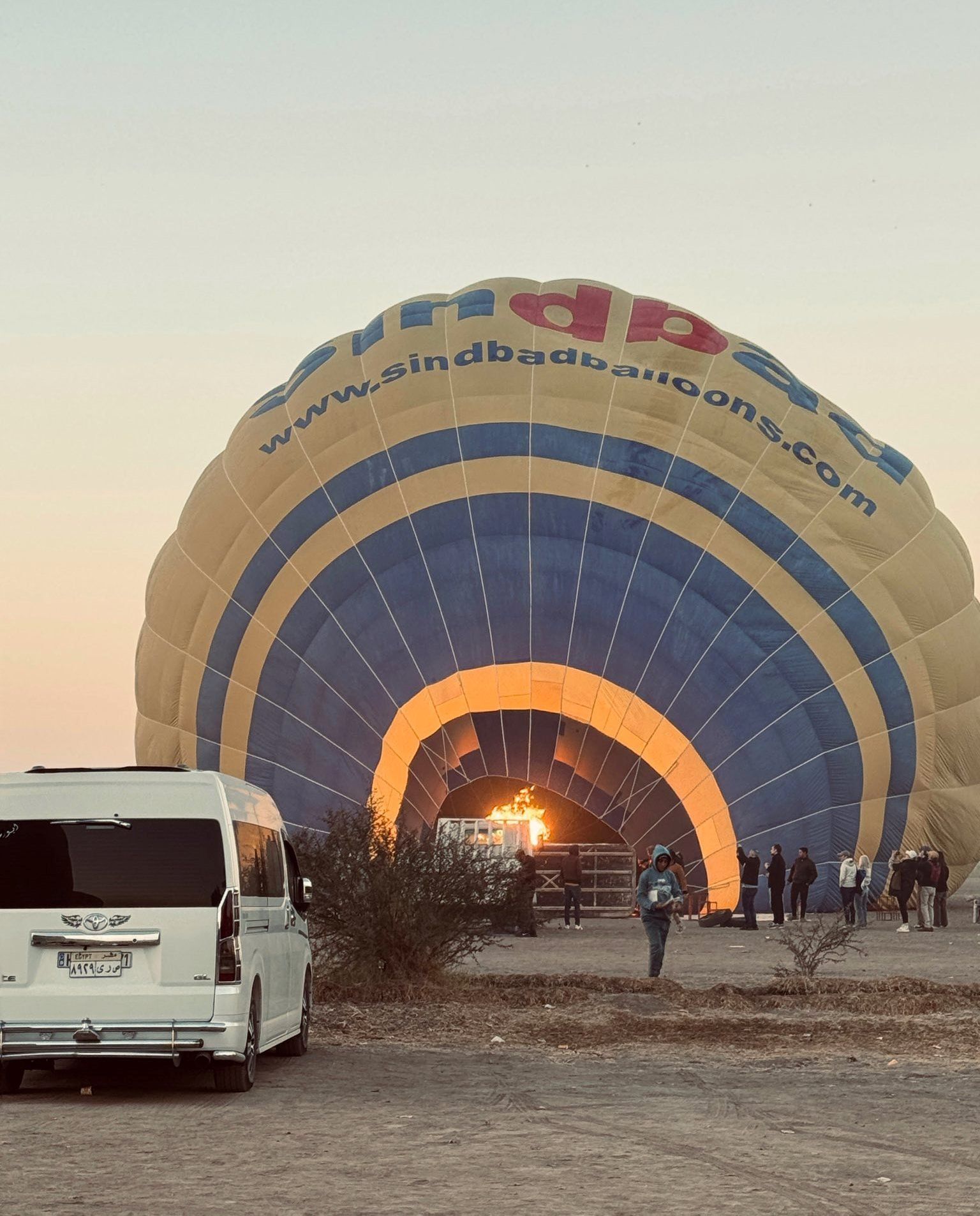 تجهيز البالونات الطائرة فى أرض البالون بالأقصر