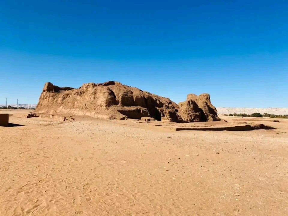 موقع قلاع الضبة الأثرية من الخارج موقع قلاع الضبة الأثرية من الخارج