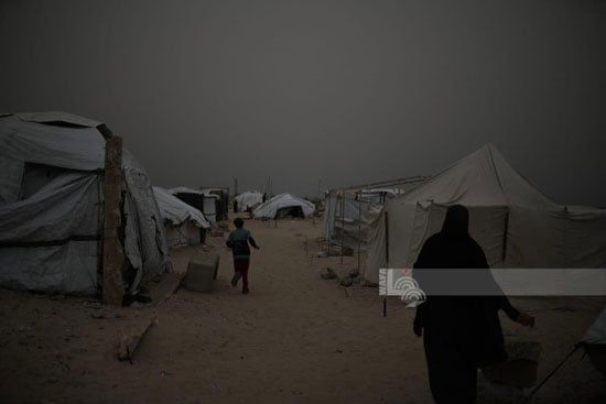 تفاصيل الحياة اليومية القاسية التي يعيشها النازحون داخل الخيام تفاصيل الحياة اليومية القاسية التي يعيشها النازحون داخل الخيام