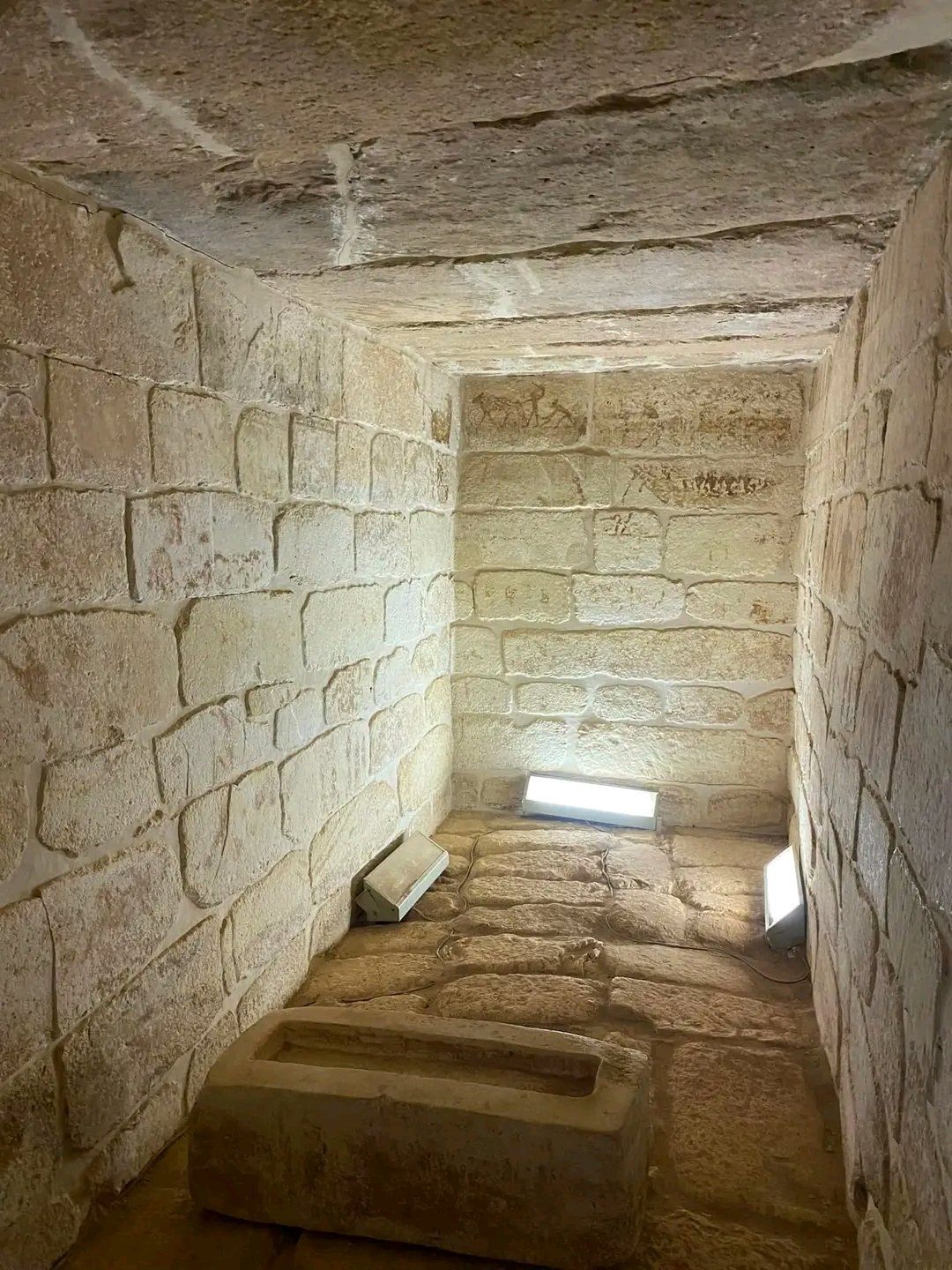 داخل الثالوث المقدس بالمقبرة داخل الثالوث المقدس بالمقبرة