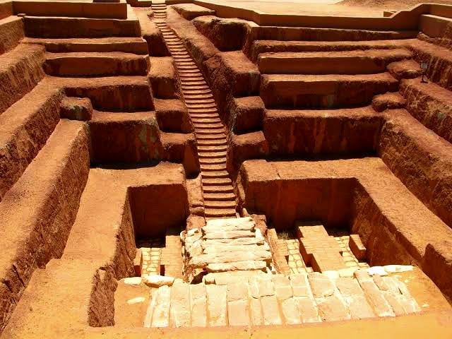 احدى مصاطب قلاع الضبة احدى مصاطب قلاع الضبة