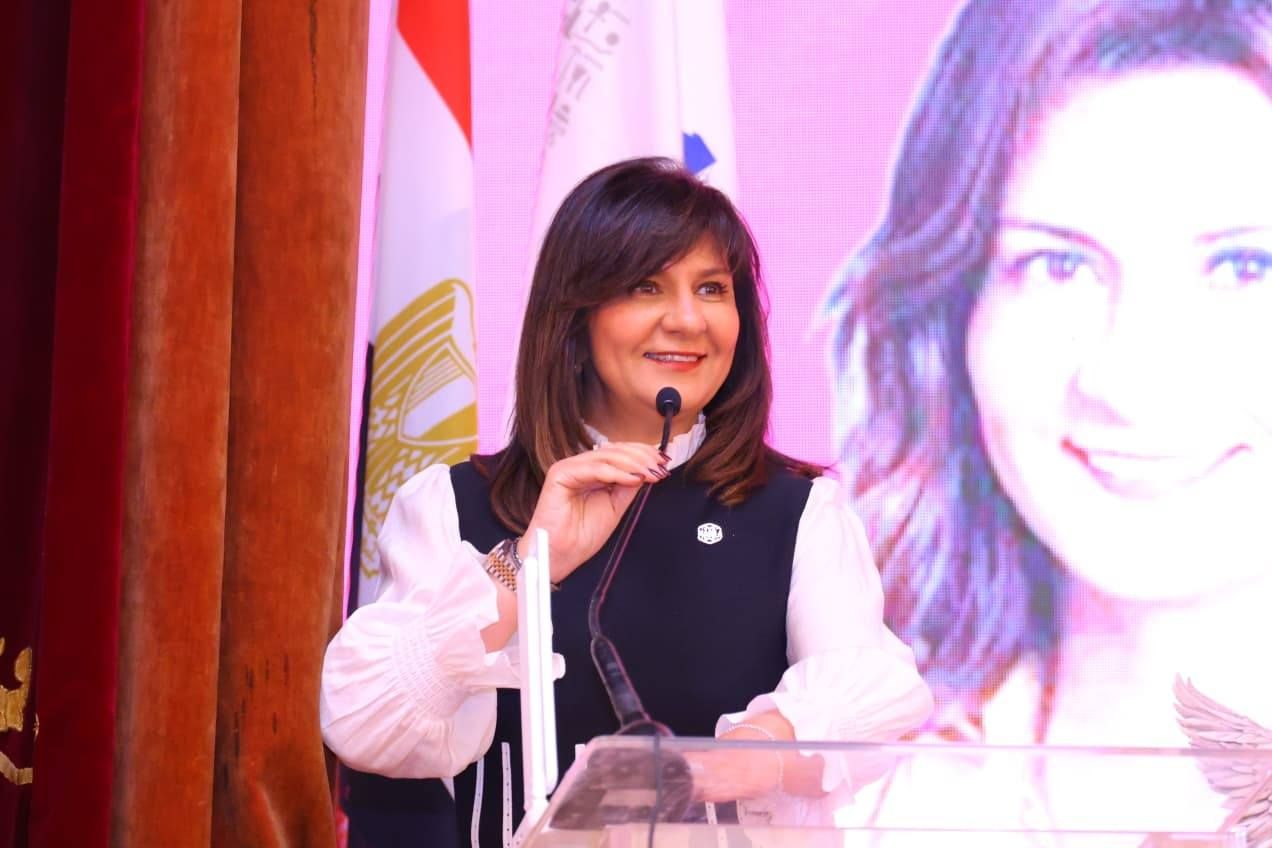 السفيرة نبيلة مكرم