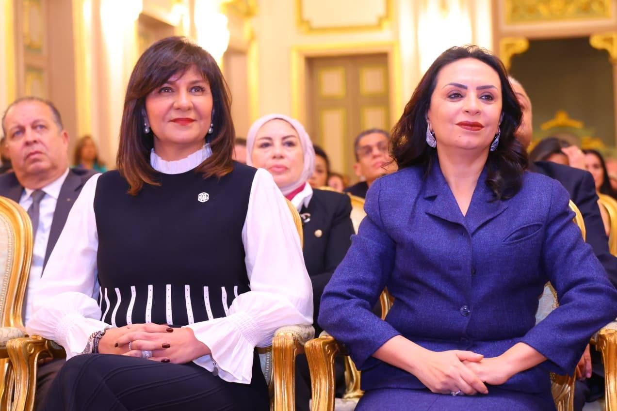 الدكتورة مايا مرسى و السفيرة نبيلة مكرم