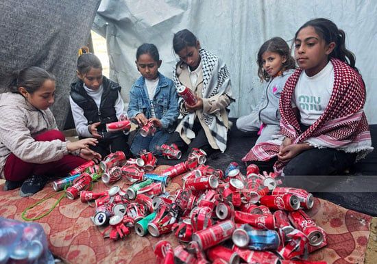 علب المشروبات الغازية تتحول الى زينة رمضان