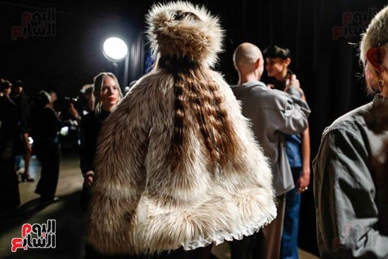 عارضة تقدم أزياء الشتاء الفاخرة