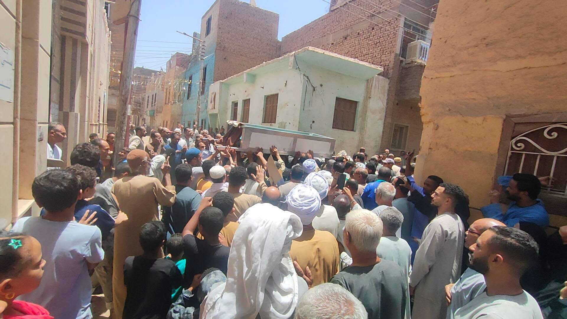 جانب من تشييع الجنازة بقلب مدينة إسنا