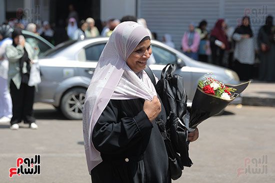 استقبال الطلاب بالورود (4) استقبال الطلاب بالورود (4)