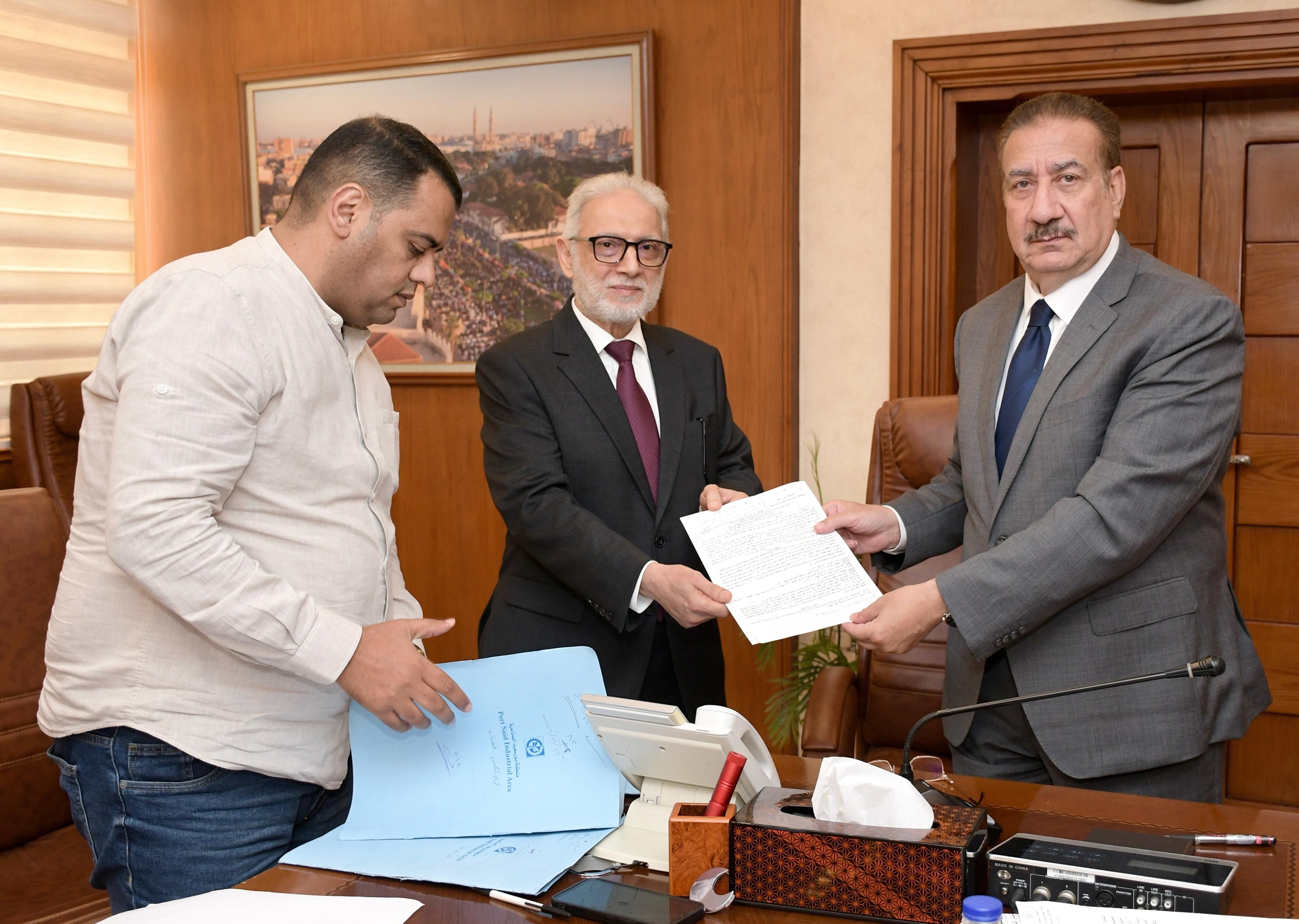تسليم العقد من المحافظ