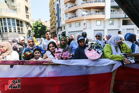 انتظار أولياء الأمور لخروج الطلبة انتظار أولياء الأمور لخروج الطلبة