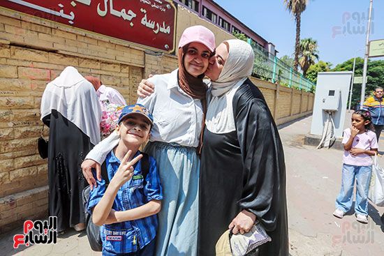 بالقبلات سيدة تحضن ابنتها بالقبلات سيدة تحضن ابنتها