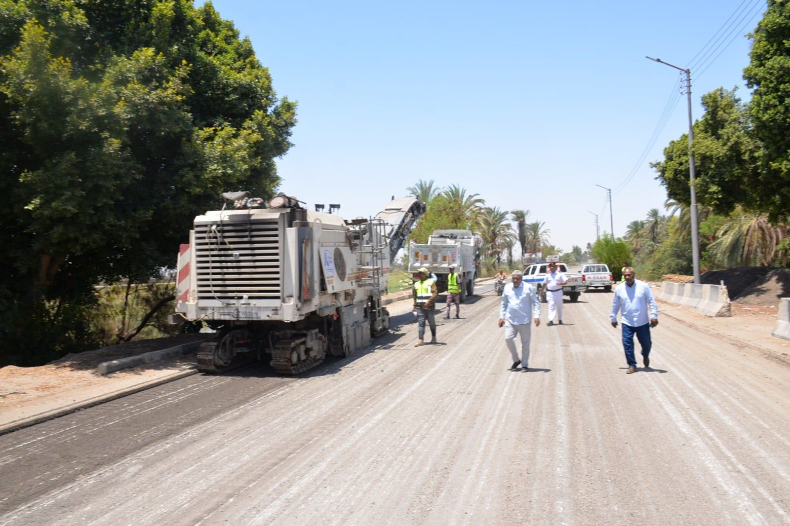 أعمال كشط طبقة الأسفلت بطريق مصر–أسوان الزراعي بالطود أعمال كشط طبقة الأسفلت بطريق مصر–أسوان الزراعي بالطود