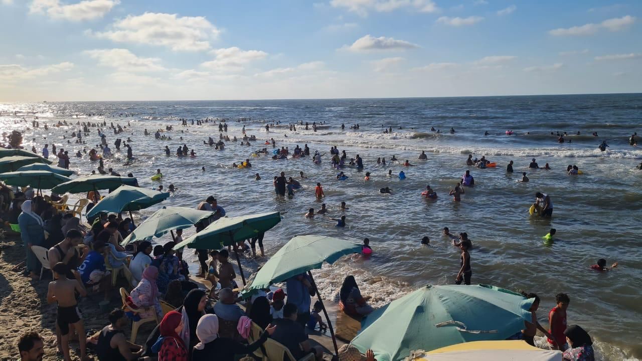 اقبال على شواطئ مصيف بلطيم اقبال على شواطئ مصيف بلطيم