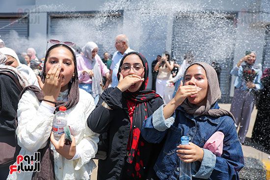 فرحة انتهاء مارثون الثانوية العامة بالزغاريط (2) فرحة انتهاء مارثون الثانوية العامة بالزغاريط (2)