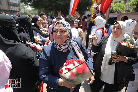 الاهالي تستقبل ابنائهم بالورود بعد نهاية الامتحان (3) الاهالي تستقبل ابنائهم بالورود بعد نهاية الامتحان (3)