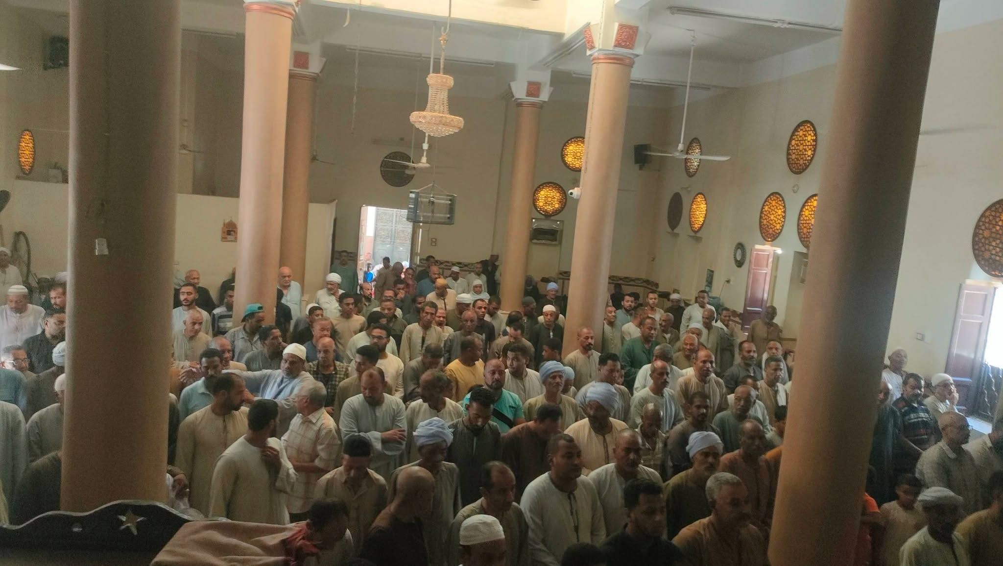 لحظات صلاة الجنازة على جثمان الشيخ صعصع بمدينة إسنا