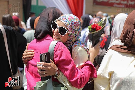 فرحة بعد انتهاء اخر امتحان للثانوية العامة (1) فرحة بعد انتهاء اخر امتحان للثانوية العامة (1)