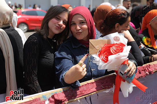 استقبال الطلاب بالورود (5) استقبال الطلاب بالورود (5)