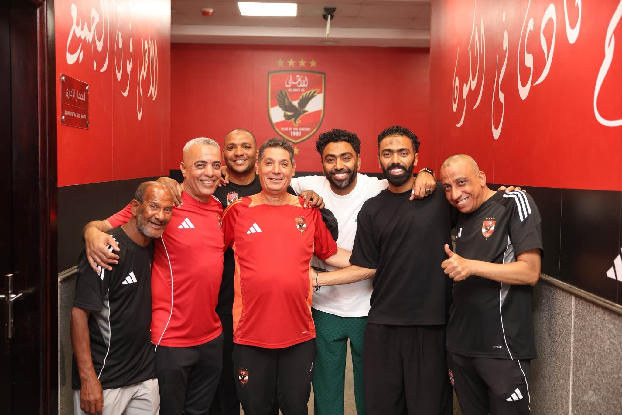 حسين الشحات مع غرفة خلع الملابس