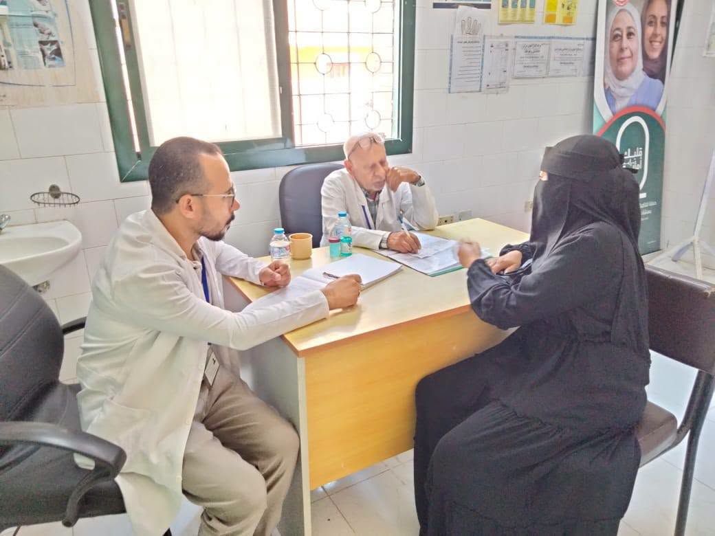 اجراء الكشف على سيدة بالقافلة المجانية اجراء الكشف على سيدة بالقافلة المجانية