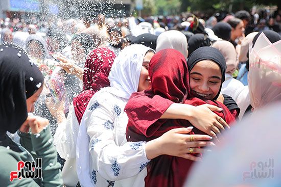 احتفال الطلاب ب اخر امتحان للثانوية العامة (1) احتفال الطلاب ب اخر امتحان للثانوية العامة (1)