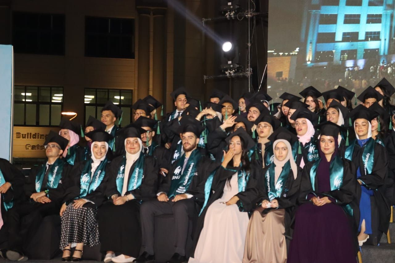 تخرج أول دفعة من الطلاب