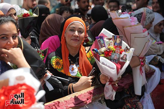 الاهالي تستقبل ابنائهم بالورود بعد نهاية الامتحان (1) الاهالي تستقبل ابنائهم بالورود بعد نهاية الامتحان (1)