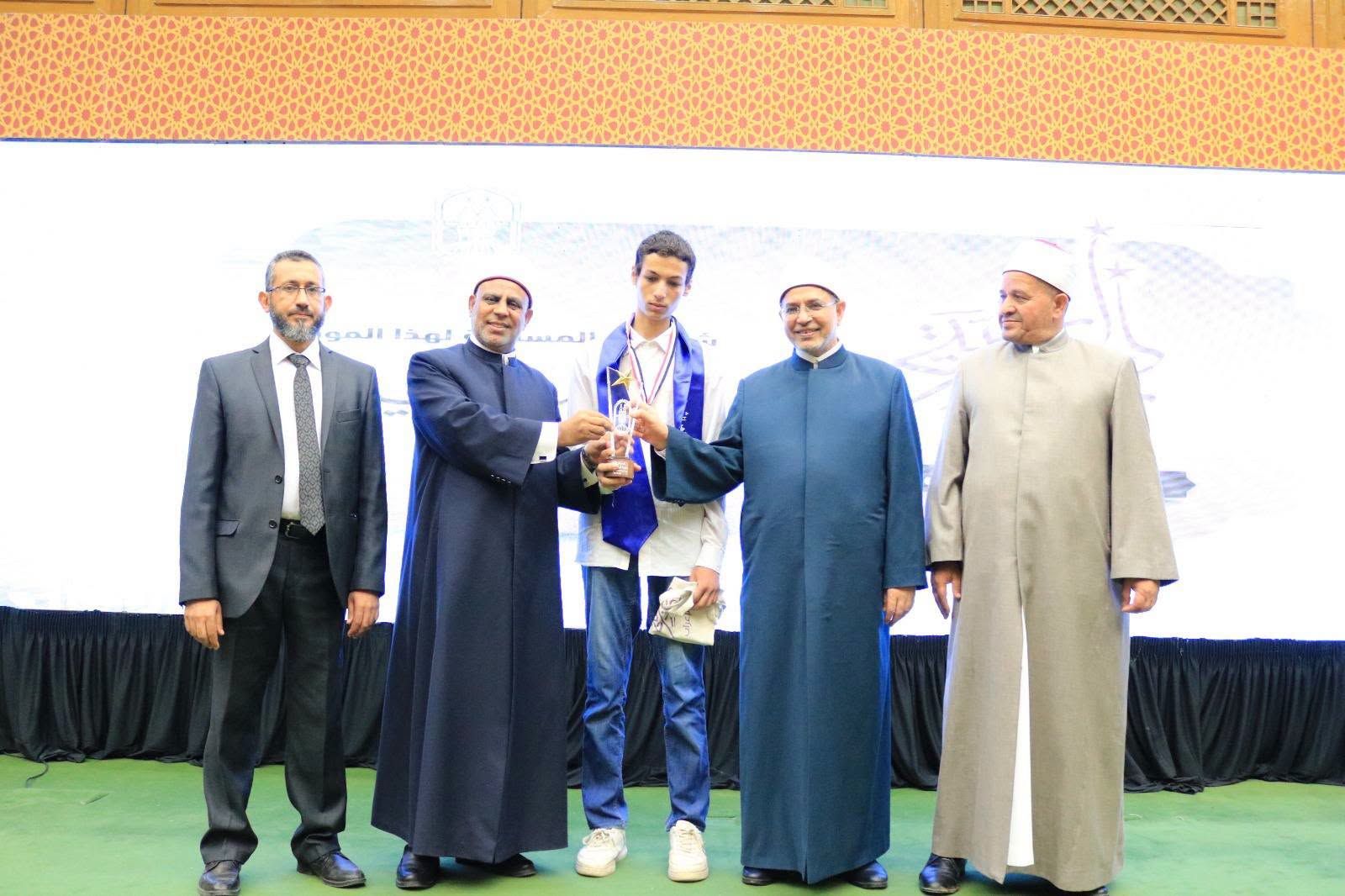 جانب من التكريمات جانب من التكريمات