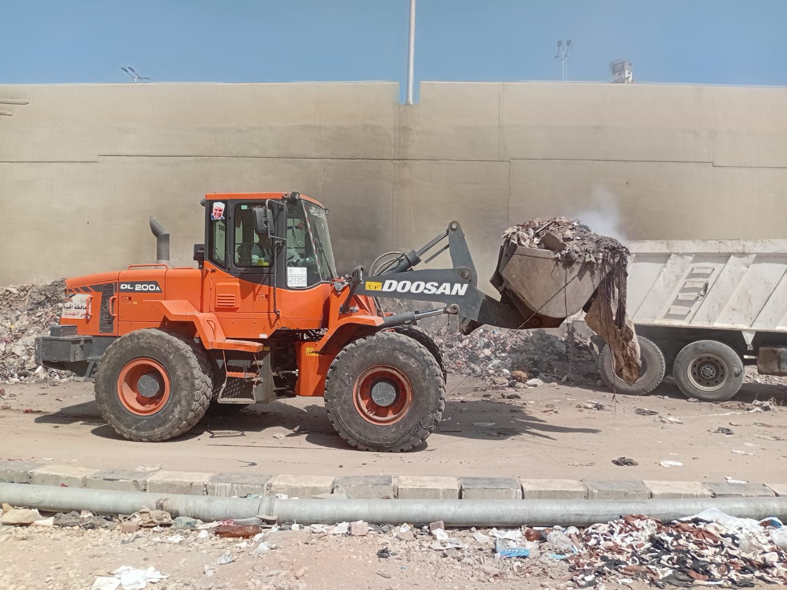 رفع مخلفات الرتش من نزلة الطريق الدائرى بحى الهرم (5)