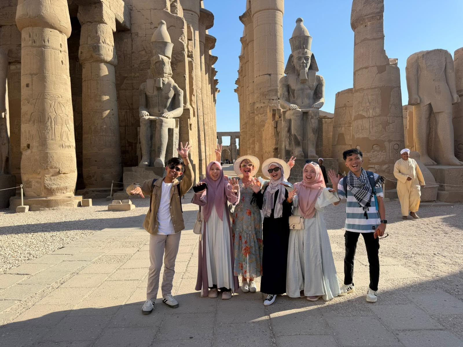 بهجة السائحين من حول العالم بمعابد الأقصر