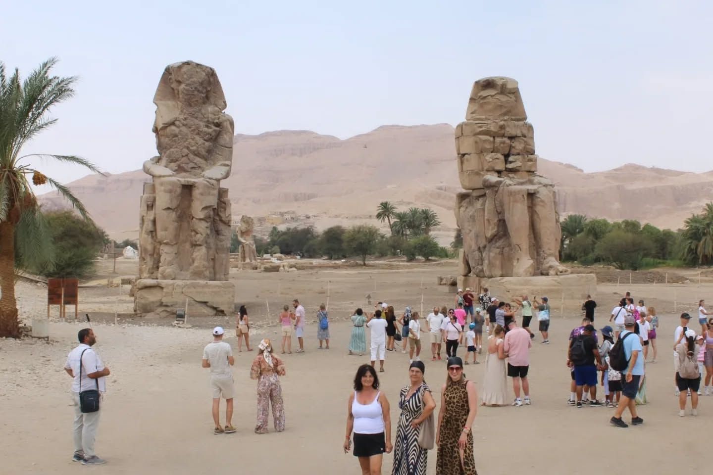 بهجة كبيرة لزيارات السائحين فى منطقة تمثالى ممنون غرب الأقصر