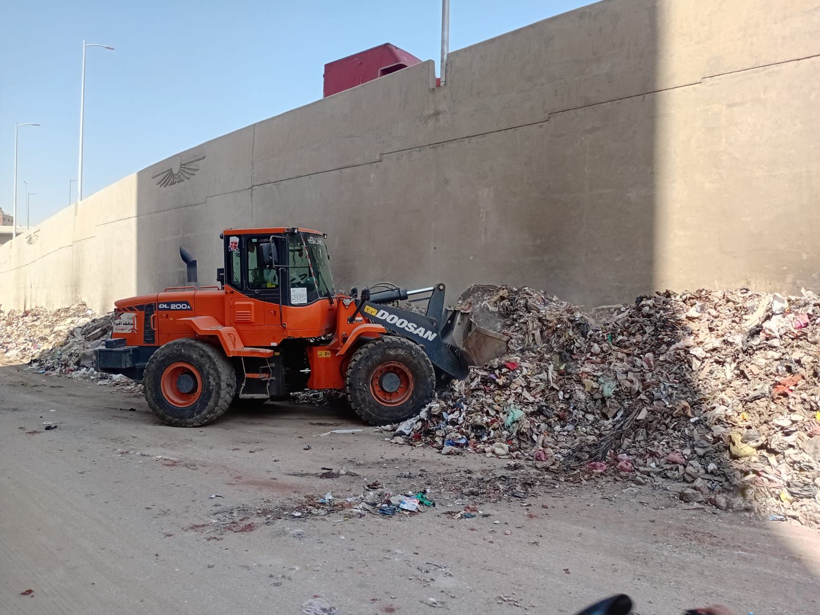 رفع مخلفات الرتش من نزلة الطريق الدائرى بحى الهرم (3)