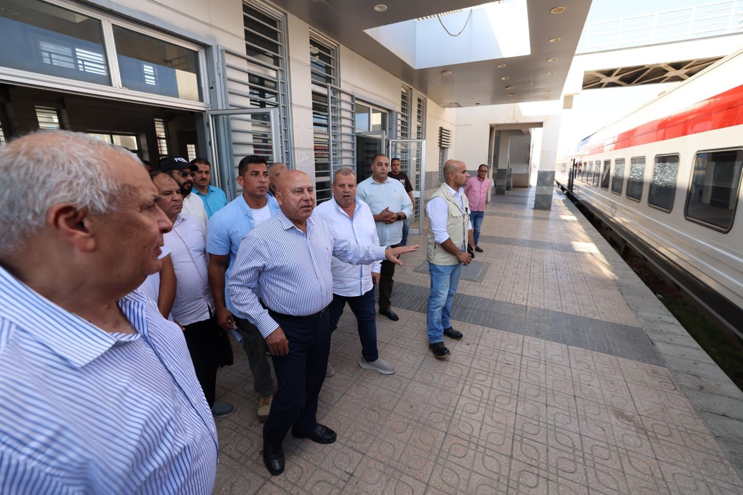 وزير النقل يتفقد محطة السكة الحديد مطروح (4) وزير النقل يتفقد محطة السكة الحديد مطروح (4)