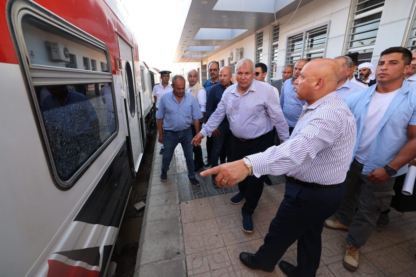 وزير النقل يتفقد محطة السكة الحديد مطروح (2) وزير النقل يتفقد محطة السكة الحديد مطروح (2)