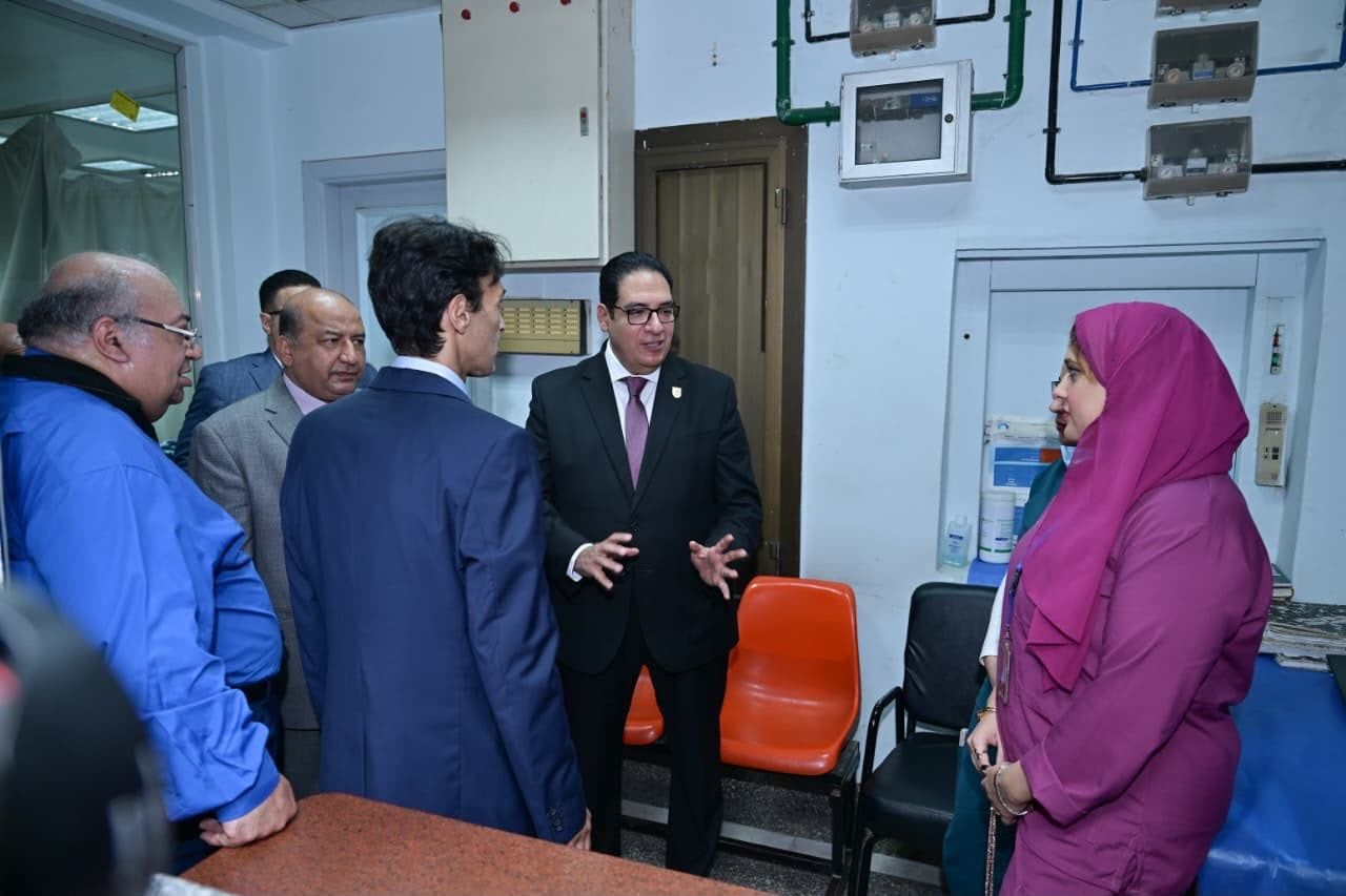جولة تفقدية لرئيس جامعة القاهرة بمستشفى الطلبة